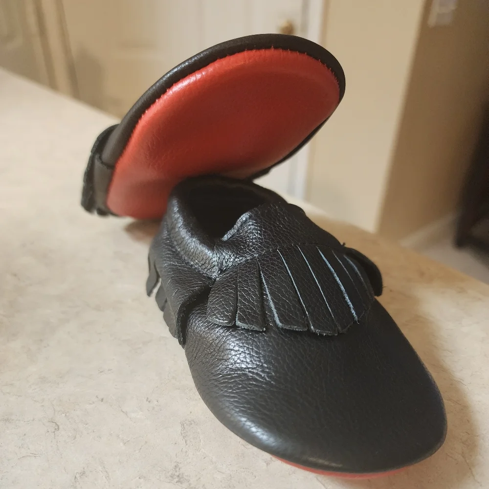 Infant moccasins with red bottom